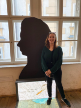 Morgan stands next to a silhouette of Mozart.