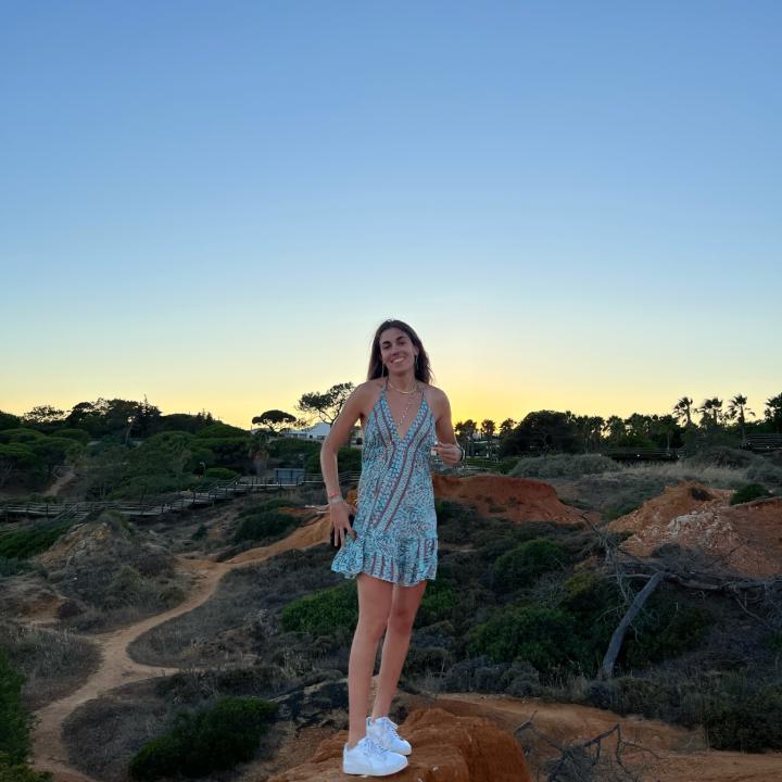 Profile picture of myself summer 2023 in Albufeira, Portugal.