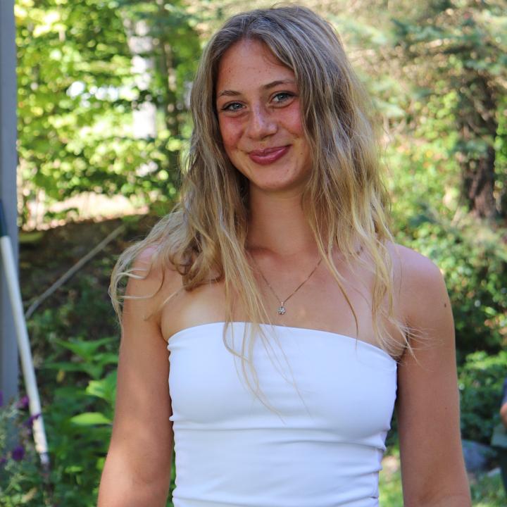 Portrait Photo of Vivvy Davis